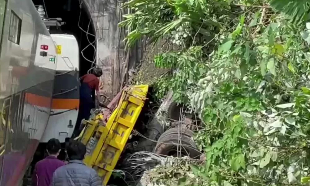 Ταϊβάν: 48 είναι οι νεκροί από τον εκτροχιασμό του τρένου